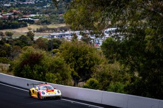 12h Bathurst 2025 -  Meguiar&rsquo;s Bathurst 12 Hour - Intercontinental GT Challenge Round 1 - Foto: Gruppe C Photography; #91 Porsche 911 GT3 R (992), The Bend: Yasser Shahin, Sam Shahin, Laurin Heinrich, Morris Schuring
 | Gruppe C Photography