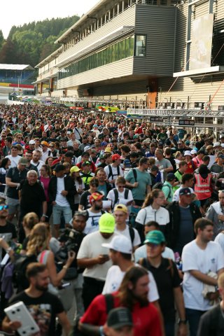 Fans in the pitlane
 | SRO / JEP