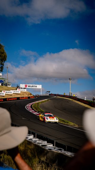 12h Bathurst 2025 -  Meguiar&rsquo;s Bathurst 12 Hour - Intercontinental GT Challenge Round 1 - Foto: Gruppe C Photography; #91 Porsche 911 GT3 R (992), The Bend: Yasser Shahin, Sam Shahin, Laurin Heinrich, Morris Schuring
 | Gruppe C Photography