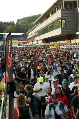Fans in the pitlane
 | SRO / JEP