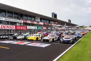 49th SUZUKA 1000km - Intercontinental GT Challenge Round 4 - Foto: Gruppe C Photography; #31 BMW M4 GT3 EVO, Team WRT: Augusto Farfus, Daniel Harper, Max Hesse; #21 Ferrari 296 GT3, Harmony Racing: Dustin Blattner, Dennis Marschall, Lorenzo Patrese; #7 Po | Gruppe C GmbH