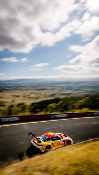 12h Bathurst 2025 -  Meguiar&rsquo;s Bathurst 12 Hour - Intercontinental GT Challenge Round 1 - Foto: Gruppe C Photography; #91 Porsche 911 GT3 R (992), The Bend: Yasser Shahin, Sam Shahin, Laurin Heinrich, Morris Schuring
 | Gruppe C Photography