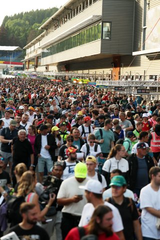 Fans in the pitlane
 | SRO / JEP